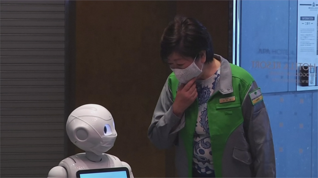 東京新增2方艙旅館 知事小池視察與機器人互動 