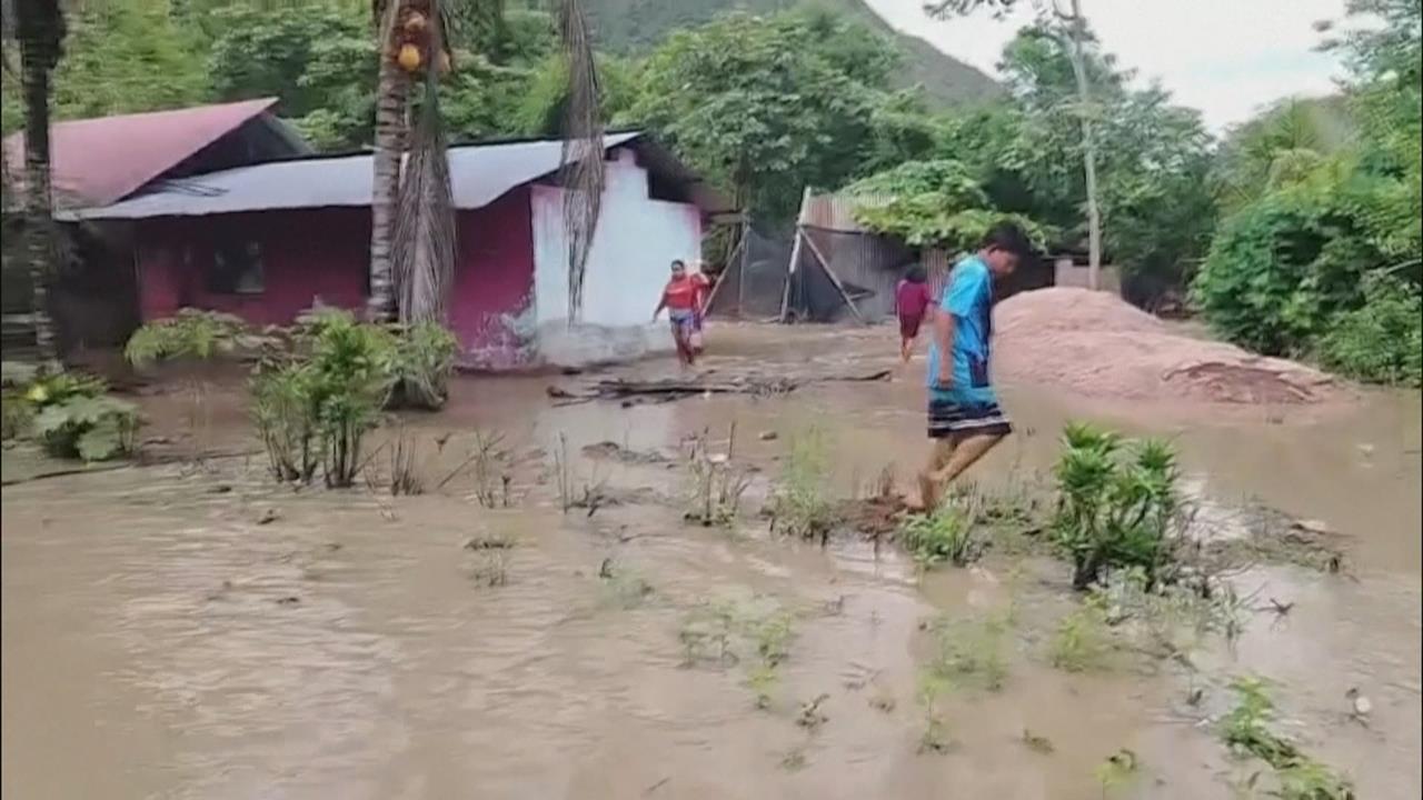 秘魯暴雨釀土石流！ 智利洪水轎車遭沖「倒退嚕」
