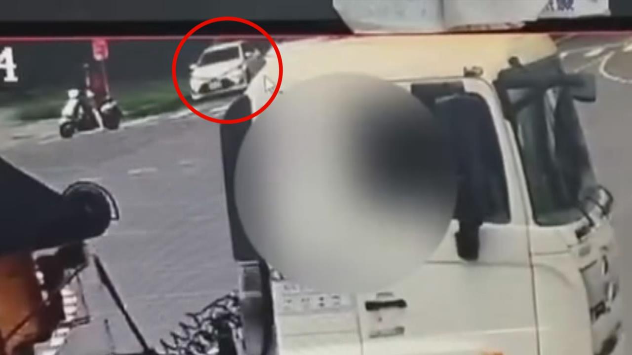 無預警！高雄「水溝蓋吃車輪」　恐越陷越深緊急報案請吊車支援