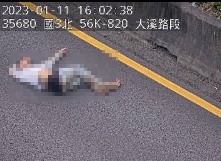 國3大溪路段驚悚車禍！男子突從路肩衝出　遭撞飛橫躺車道上昏迷