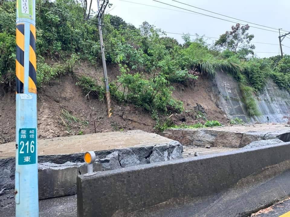 快新聞／用路人注意！台南龍崎擋土牆倒塌、歸仁道路積水　綠議員到場關心