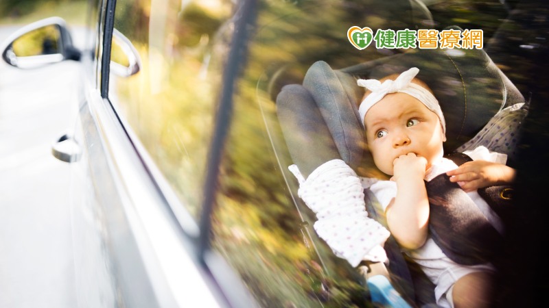 孩子留在車中10 分鐘OK嗎？　天氣悶熱小心車內死亡