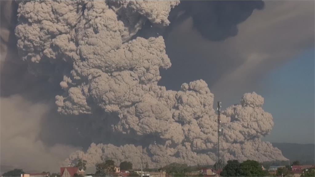 印尼錫納彭火山大噴發！ 火山灰雲直衝公里高