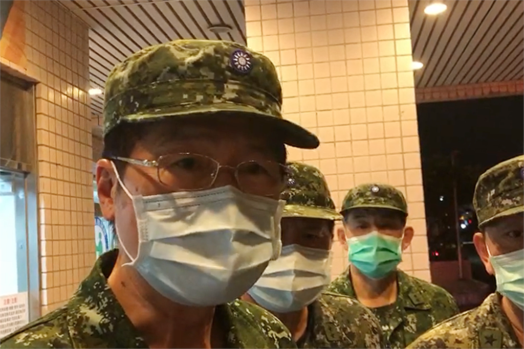 快新聞／探視殉職軍官家屬待醫院2.5hrs 嚴德發：直升機「低速警告燈有亮」