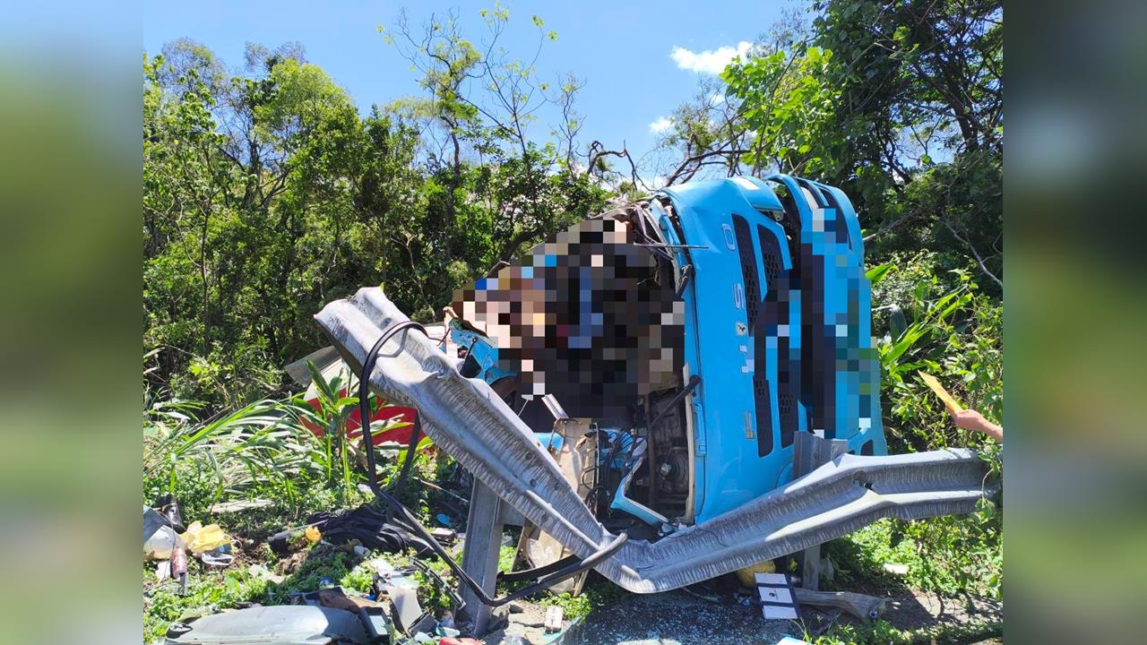 快新聞/嚇!國3水泥車「90度垂直」翻覆 駕駛卡車內「臟器外露」慘死