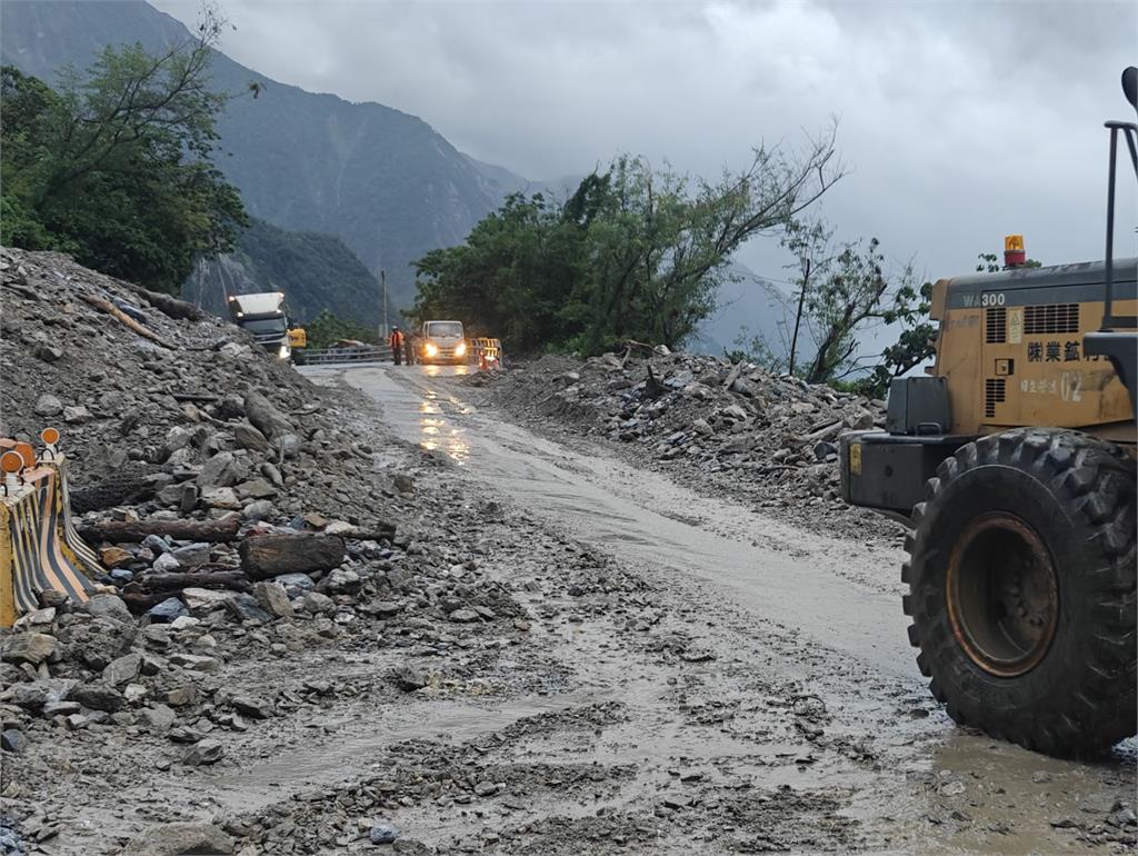 快新聞／蘇花公路交通也中斷　豪雨狂下釀土石流影像曝光