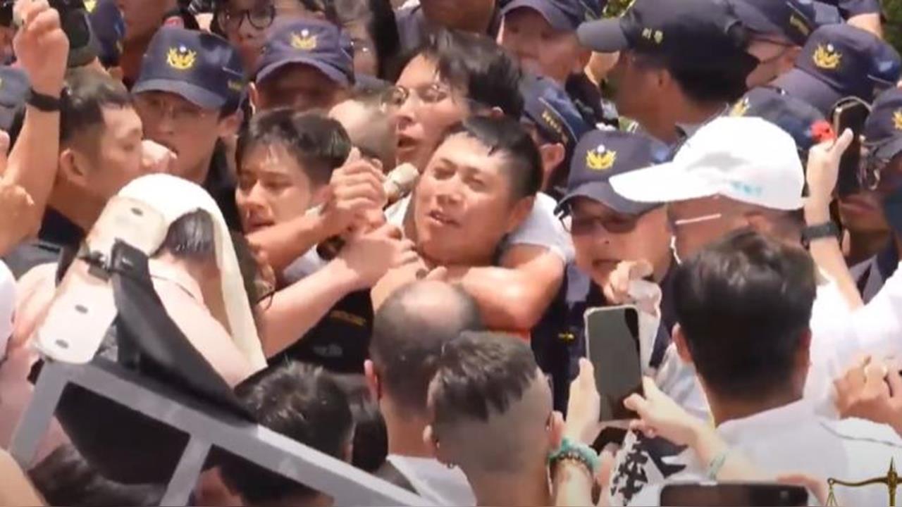 黃國昌號召走讀「釀8警受傷」!遭北檢列被告「還有1案要查」