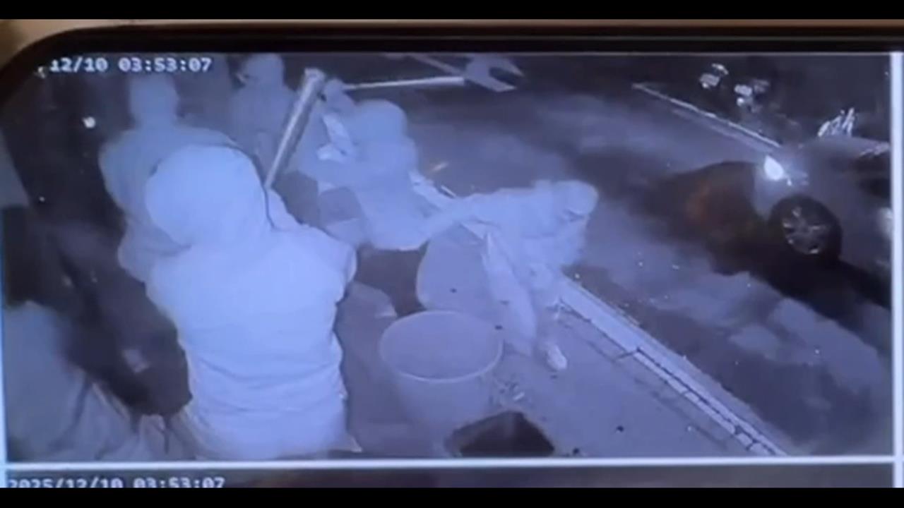 5名惡煞球棒猛砸！　潑紅漆！　　北市政商名流愛店　疑遭尋仇砸店