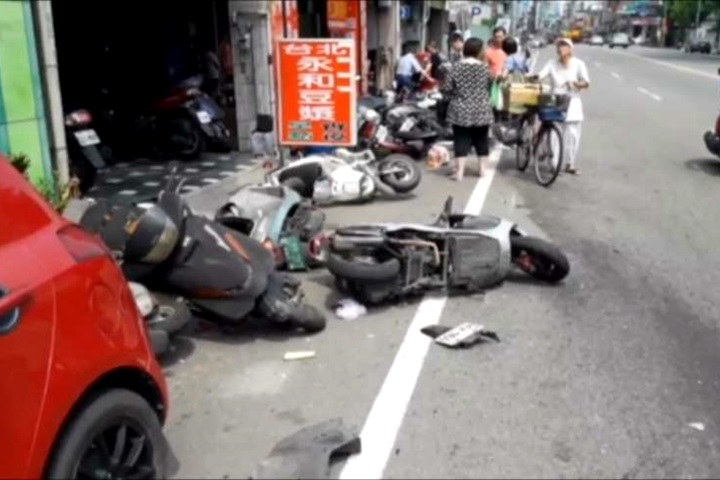 轎車連撞15機車 沒下車竟直接逃逸
