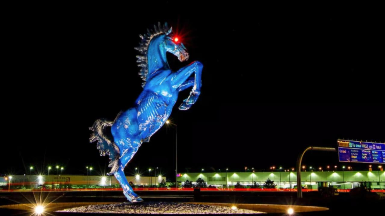 全球最神秘機場「非人類」藏地下空間？空拍跑道驚見「卍」惡魔藍馬奪命