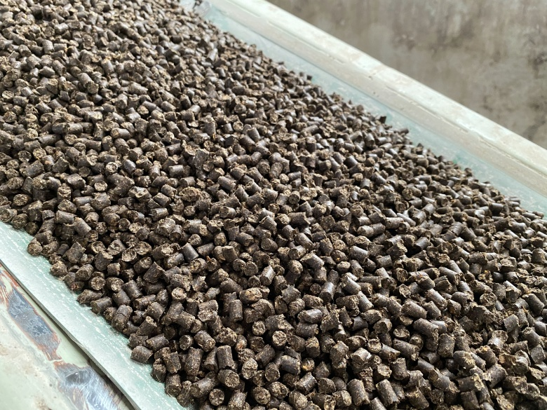 畜試所研發雞糞加工肥料新型配方　加速去化、降低異味又能提高附加價值！