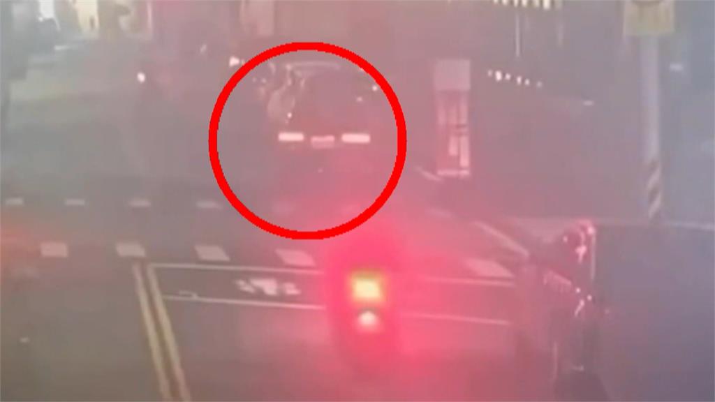 北市Uber暴衝連撞13車！　1男慘被壓車底...斷腿送醫
