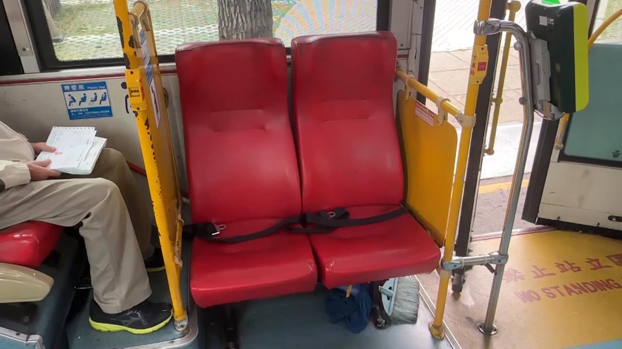 想和朋友坐一起! 女搭公車要求讓位不成亂罵人