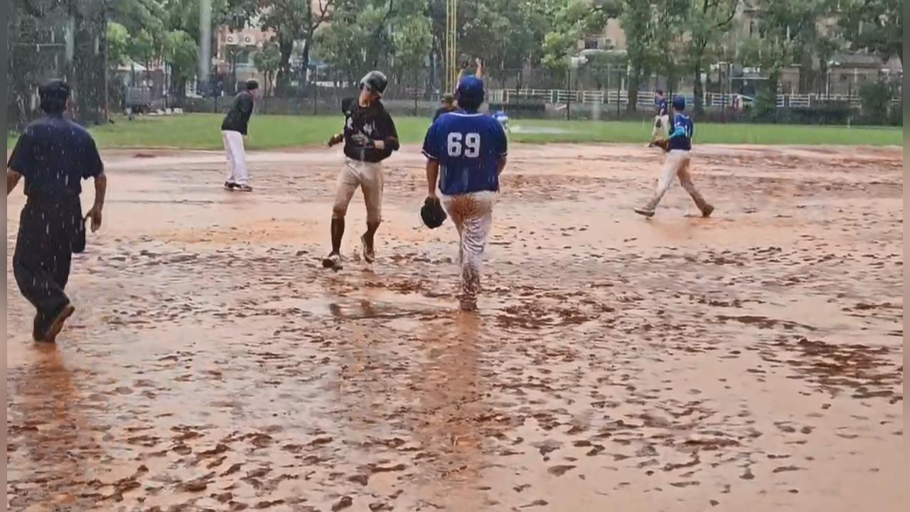 鋒面攪局! 慢速壘球賽慘成"打水球" 球員無奈