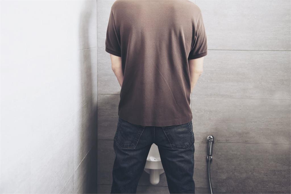 中國又有「尿尿小童」　餐廳茶杯當便斗！母親辯：他憋不住
