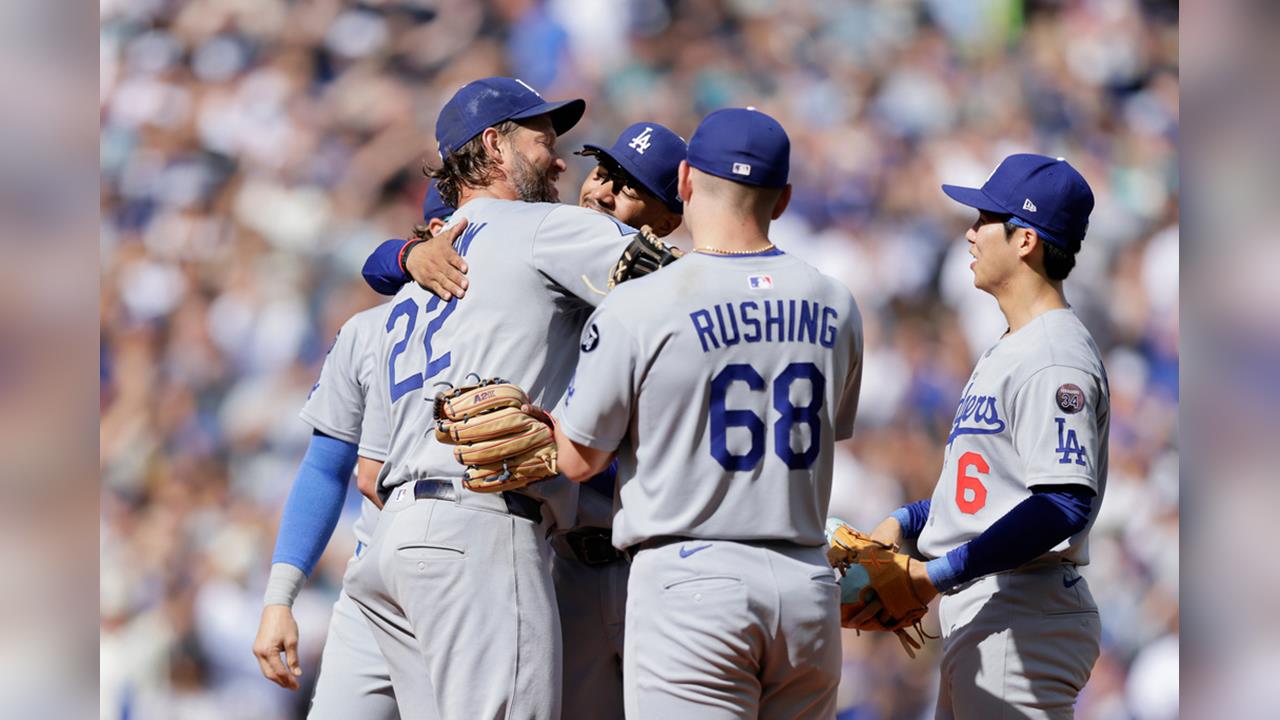 MLB(影)／無失分謝幕！柯蕭例行賽最終戰完美退場　隊友獻上擁抱全場觀眾起立歡呼