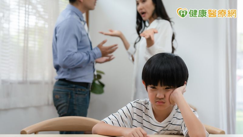 父母離婚孩子長大更易憂鬱?研究曝風險高41% 揭真正關鍵