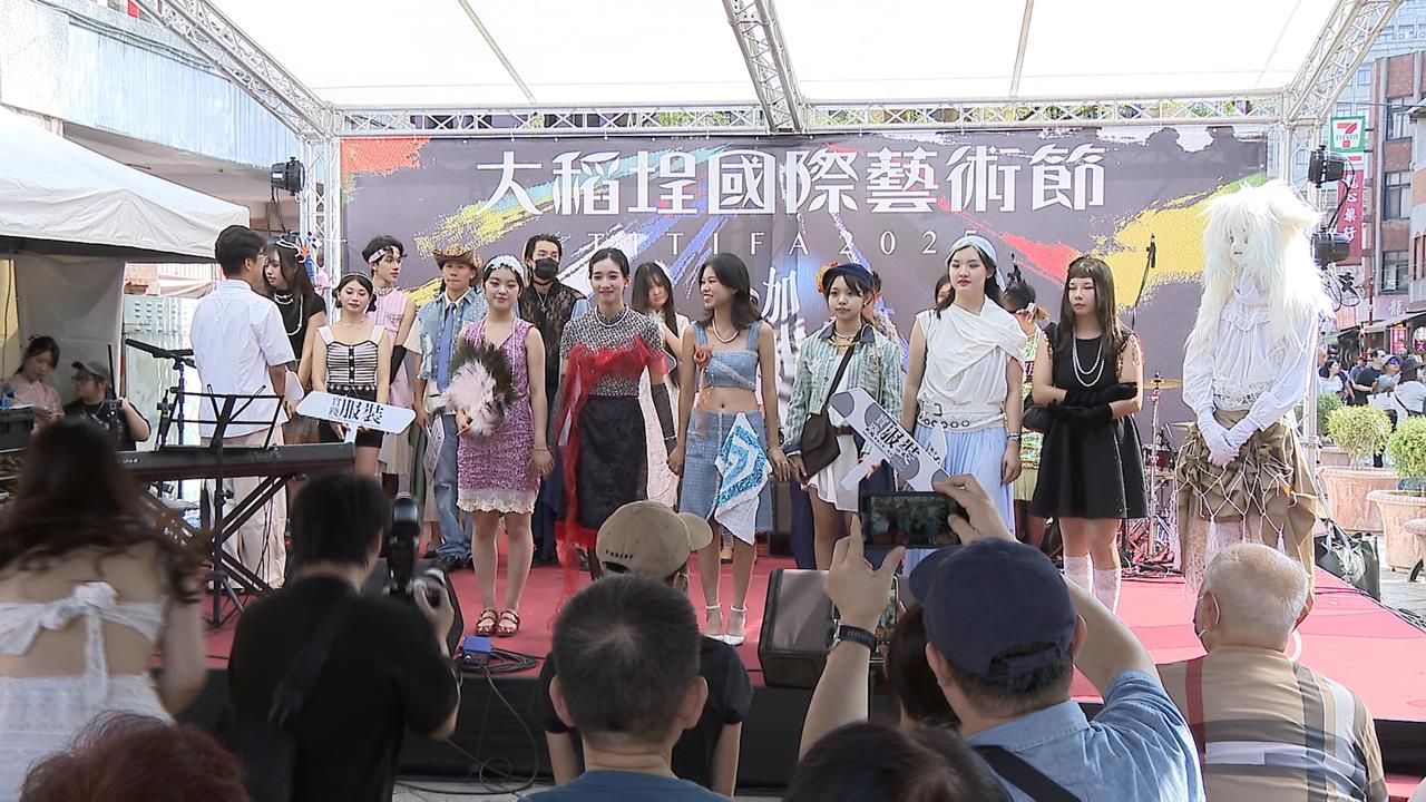 穿越百年回味復古! 大稻埕變裝遊行 穿旗袍、草帽嗨翻街頭