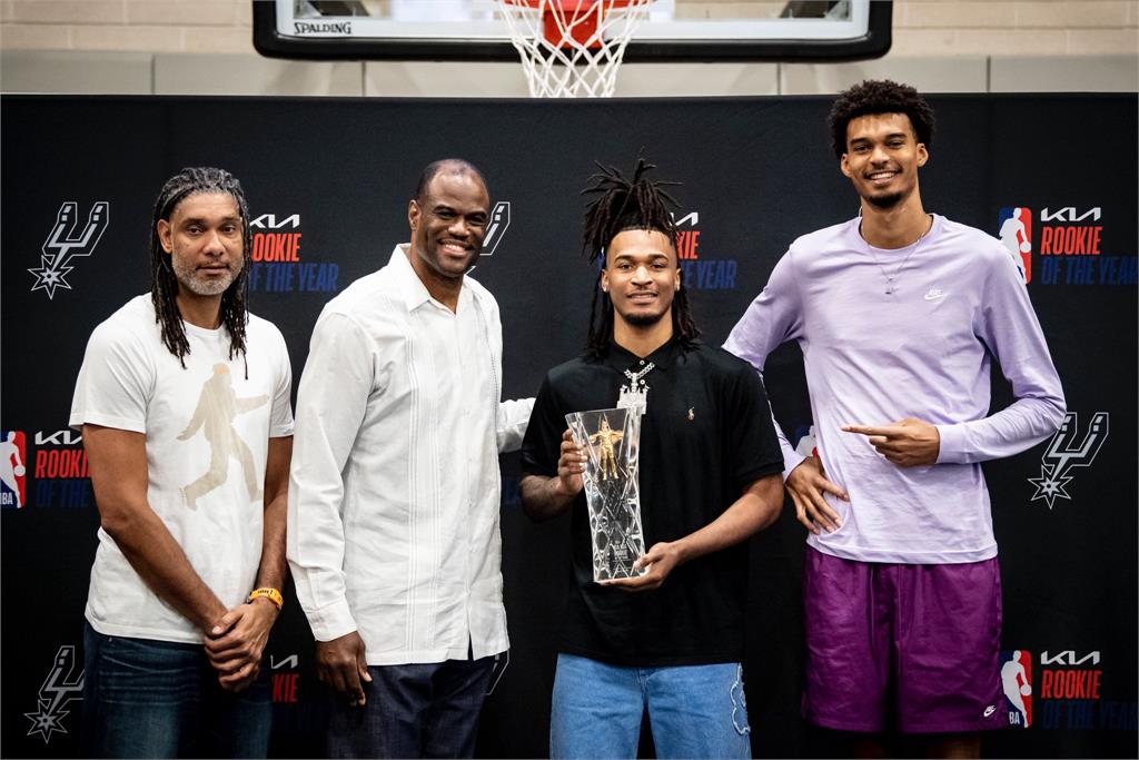 NBA(影)/這畫面太華麗!馬刺世代傳承文班亞馬、鄧肯和羅賓森齊聚一堂!