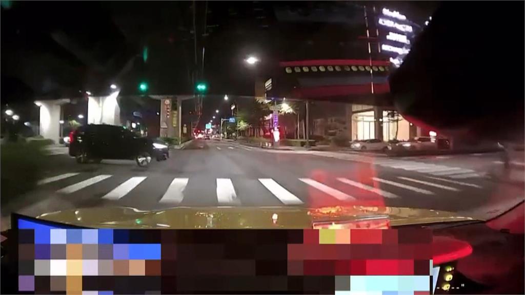 休旅車疑未禮讓「整台開上小黃引擎蓋」　目擊者傻眼：什麼神仙技術？
