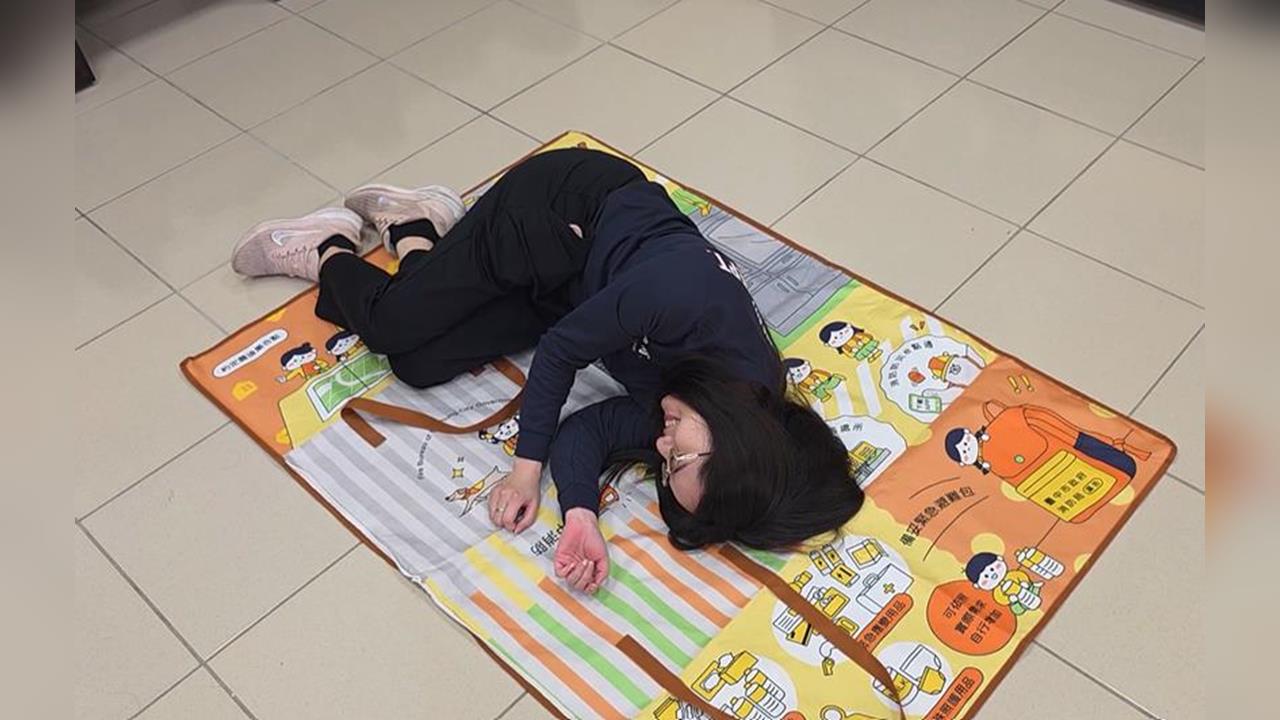 台中首創！防災避難包　內建「物資清單」　展開秒變地墊