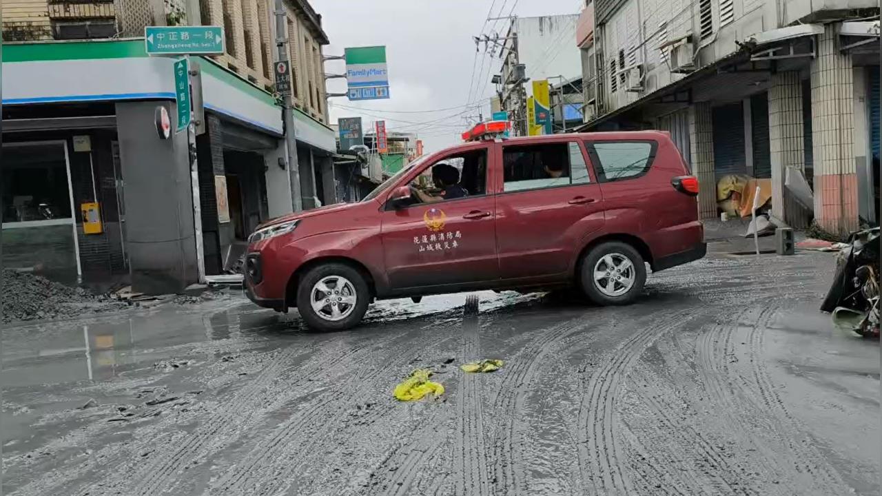 快新聞／快跑！警消狂鳴笛喊速撤　花蓮光復市區泥濘畫面曝