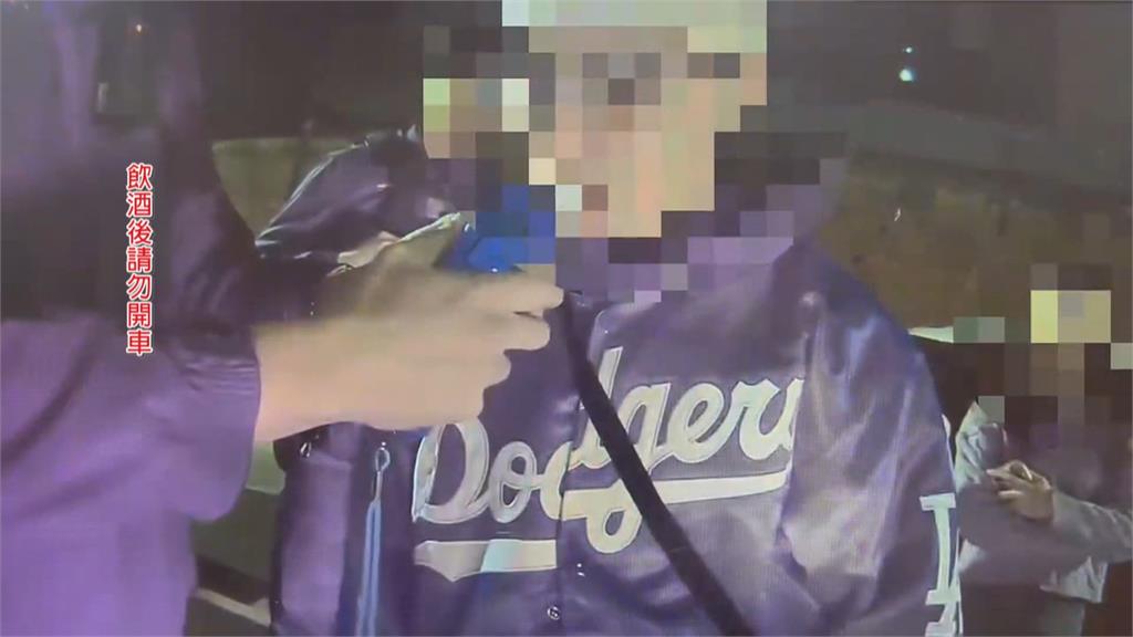 車子停不進！男大生護花代勞　遇警自招「有喝酒」