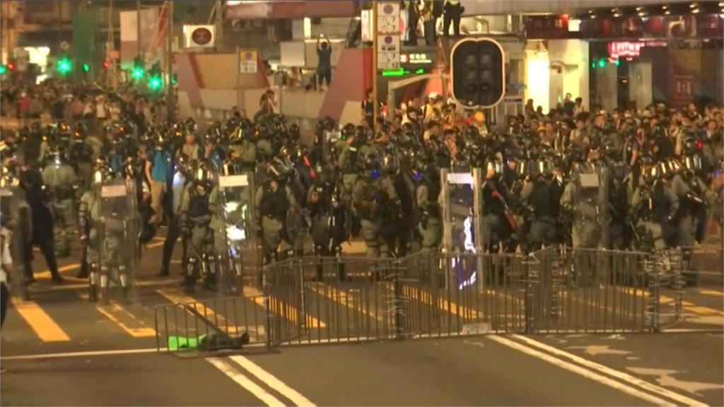 夜線／香港旺角遊行12萬人響應 鎮暴警察催淚彈強制驅離