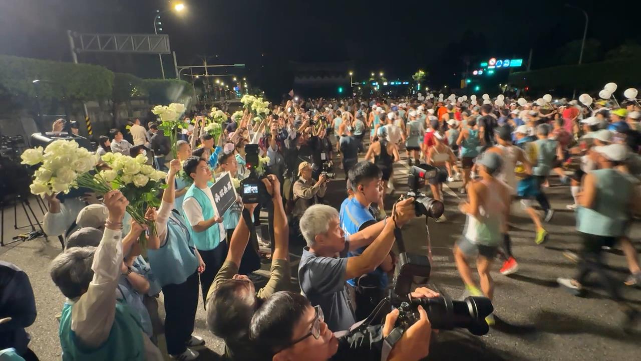 聲援抱病值勤亡空服員! 空服員工會衝長榮馬拉松陳情高喊「請假無罪」