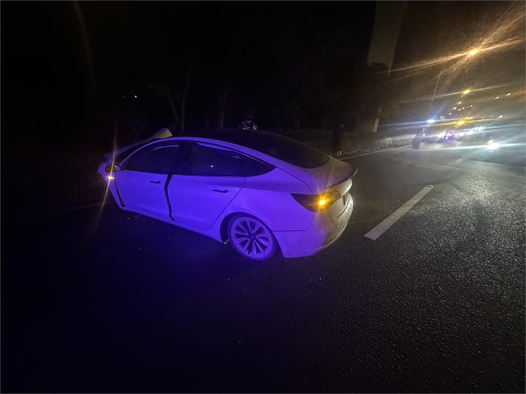 【有片】深夜恍神釀禍!特斯拉國1南崁路段猛撞護欄 車頭全毀