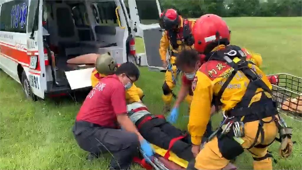 女子登山腰痛困山中 黑鷹直升機救援