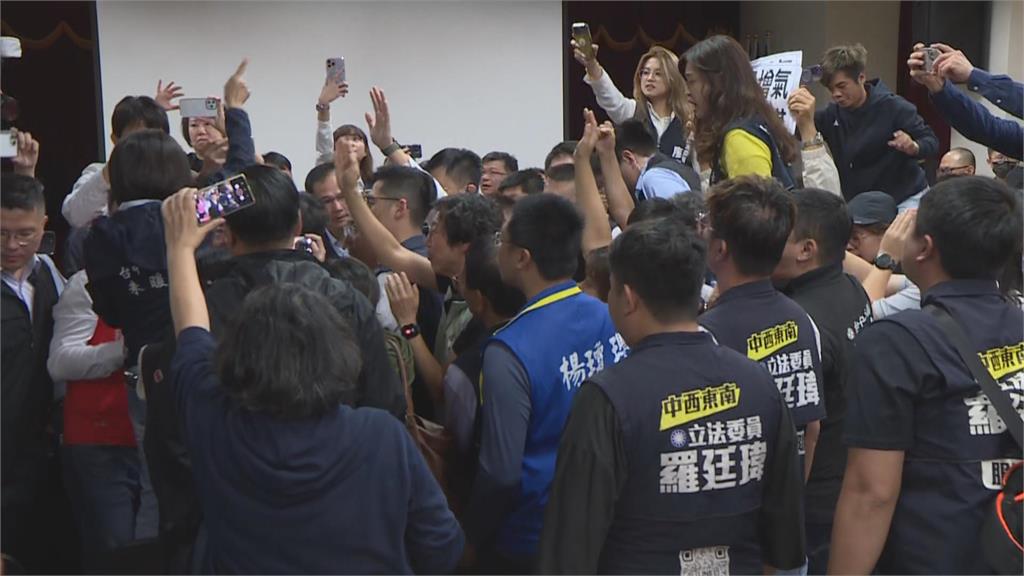 快新聞/為中火爆衝突!藍抗議阻卻卓榮泰發言 他無奈喊:我是來解決問題的