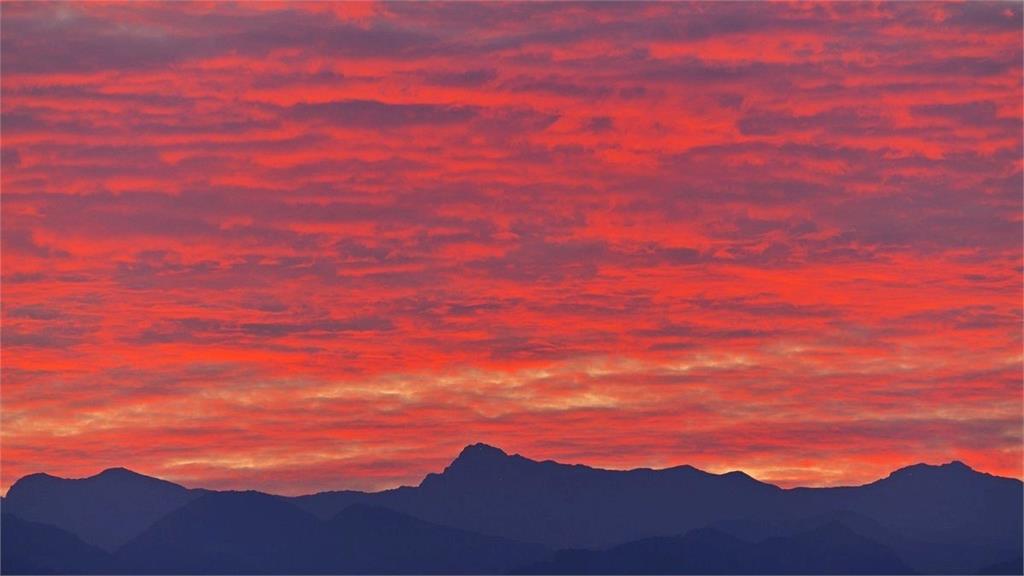 夏至「日出火燒雲」熱情烈焰紅翻天　壯闊美景網震撼：一看就很熱！
