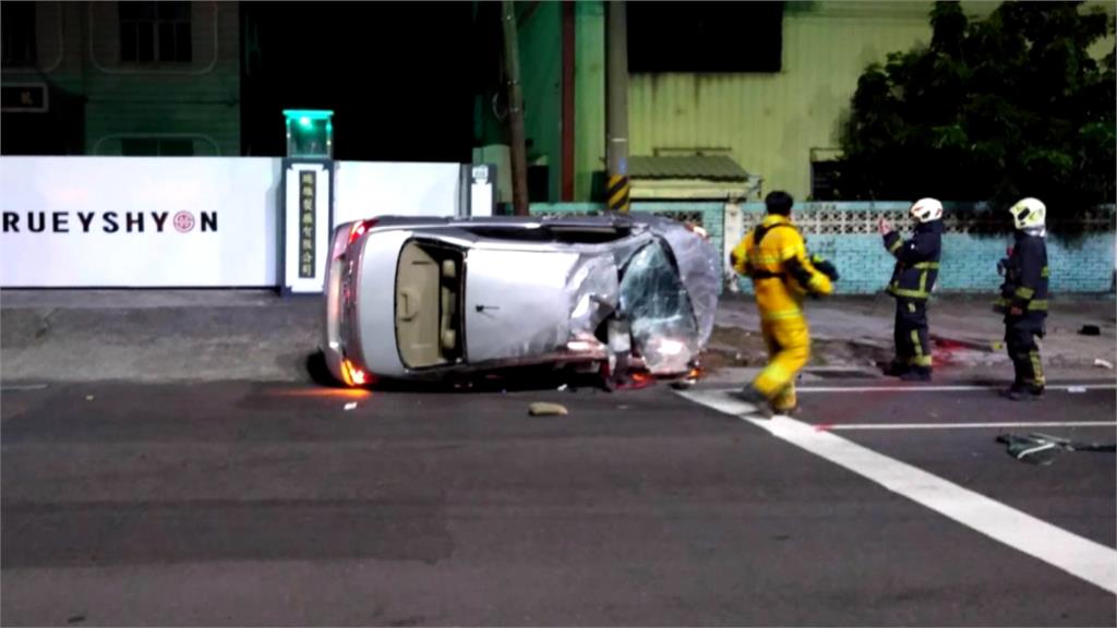 為2千元相約談判起口角  飛車追逐撞分隔島