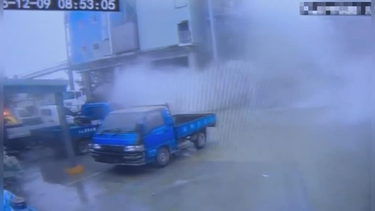 桃園觀音水泥桶槽換新出意外　「飛灰」布滿天　工人驚險逃