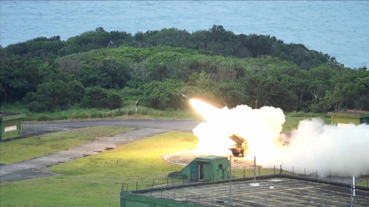 隔空喊話？藍白刪減版軍購逕付二讀　AIT秀川普「以實力求和平」照片