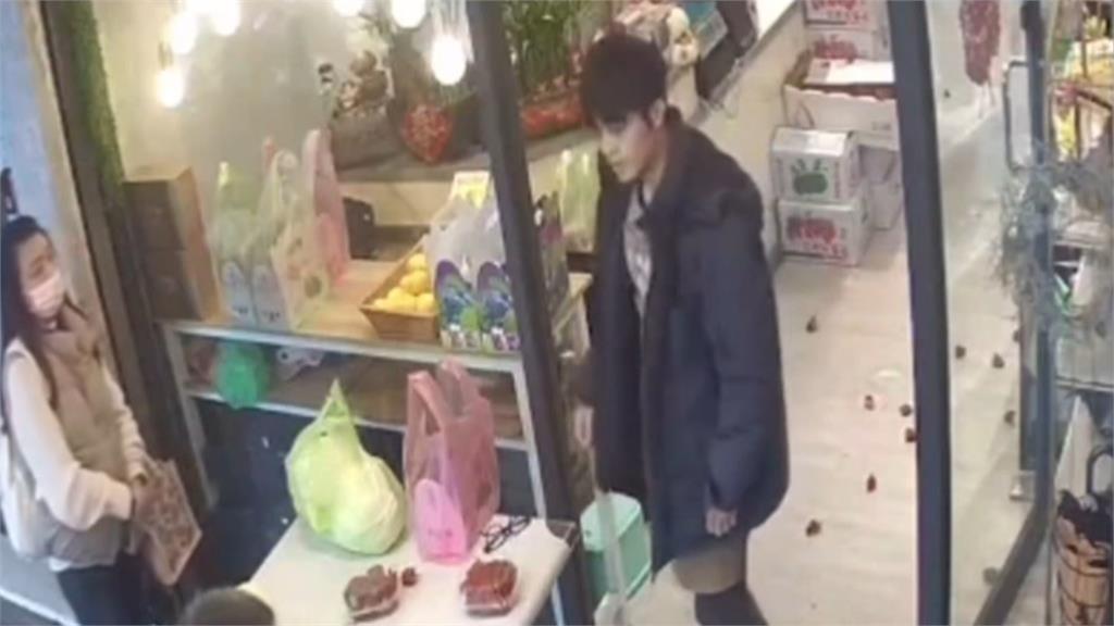 水果店外爆拉扯莽男「掀翻整桌草莓」 代價曝光!
