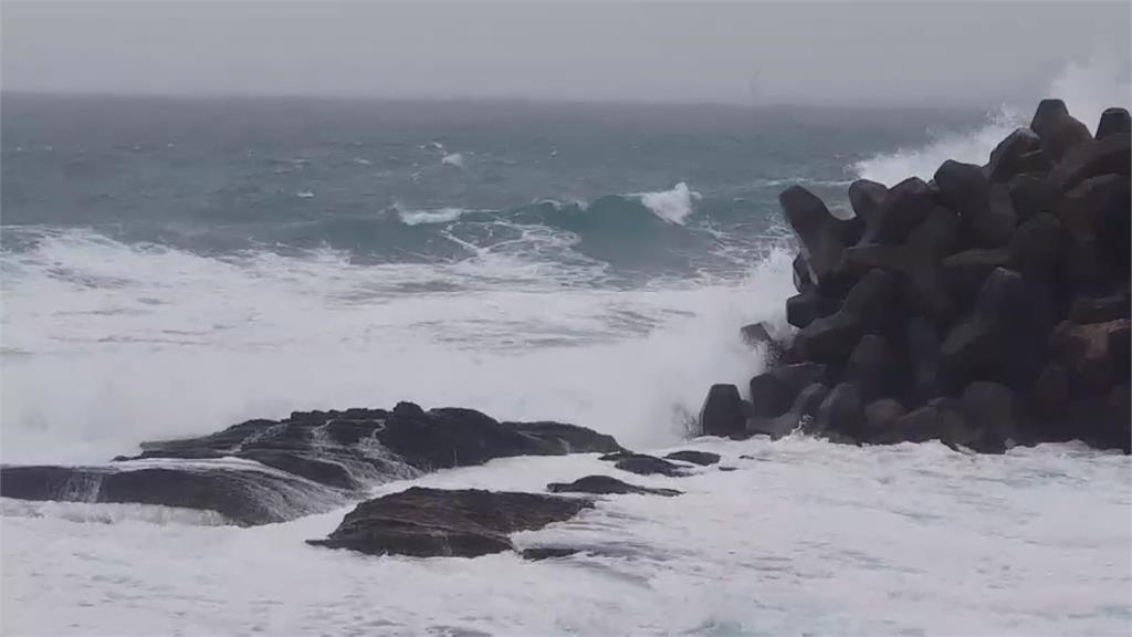 潭美影響外木山浪高3米 海水泳池遊客伴浪游