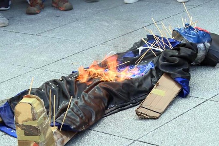 獨派「公祭」中華民國 警潑水制止爆衝突