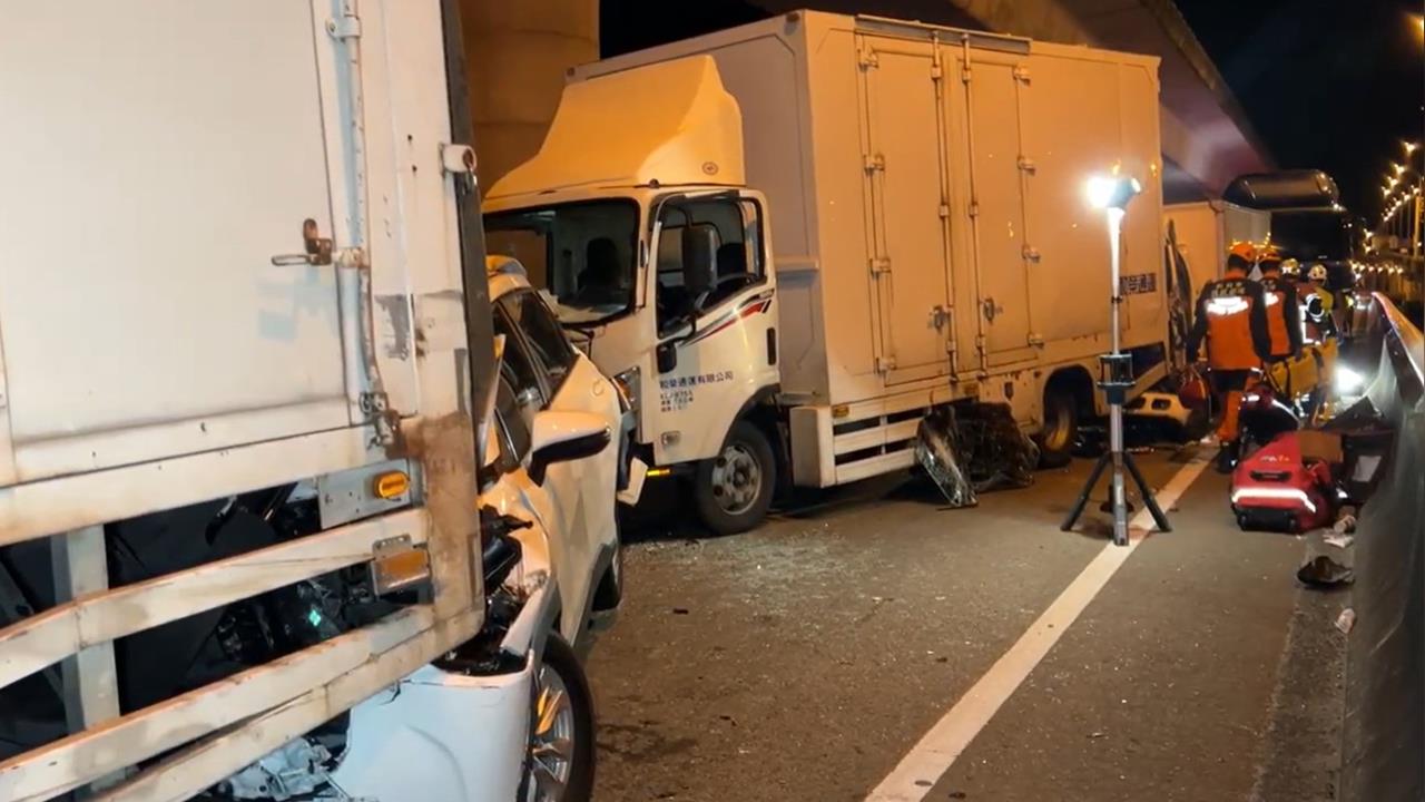 快新聞／國1五股匝道「深夜四車連環撞」！　1貨車嚴重變形、駕駛不幸身亡