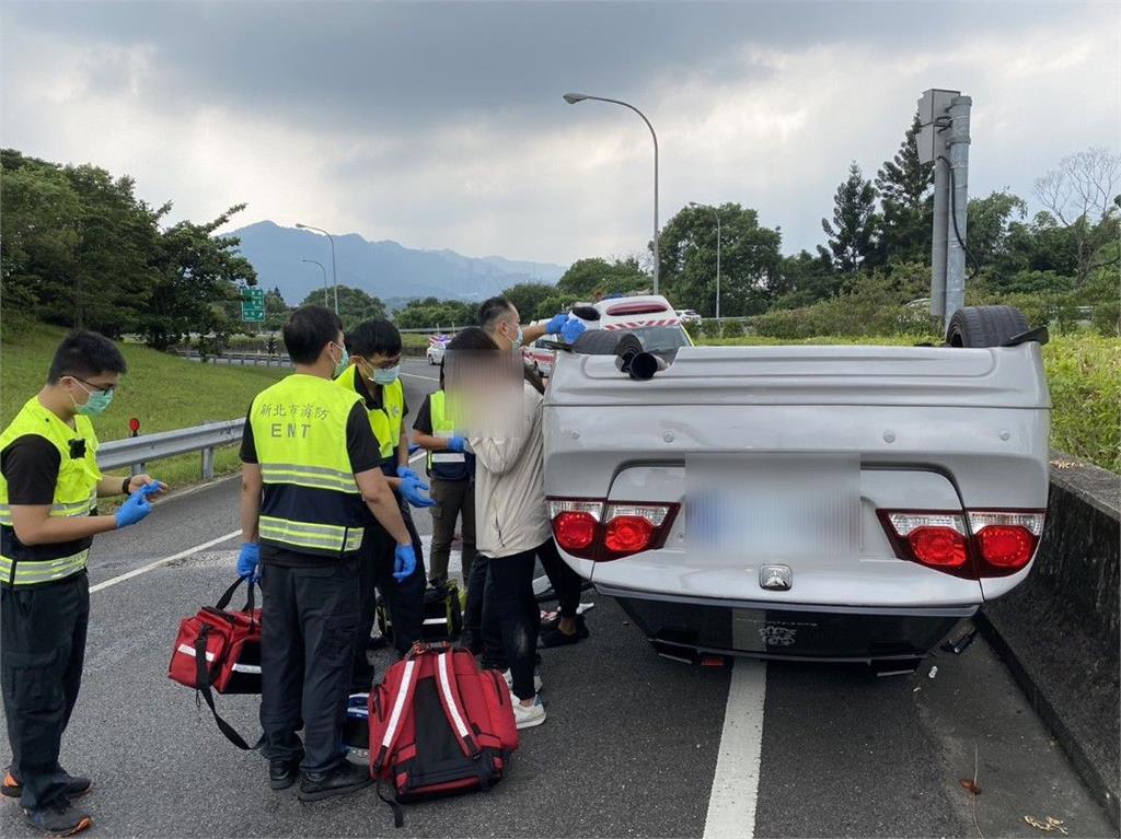 快新聞／疑車速過快　國3匝道轎車「烏龜翻」畫面曝光