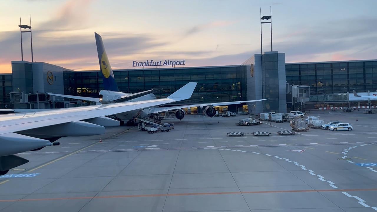 戴過牙套照片不像本人！　台旅客赴德被關小黑屋4小時