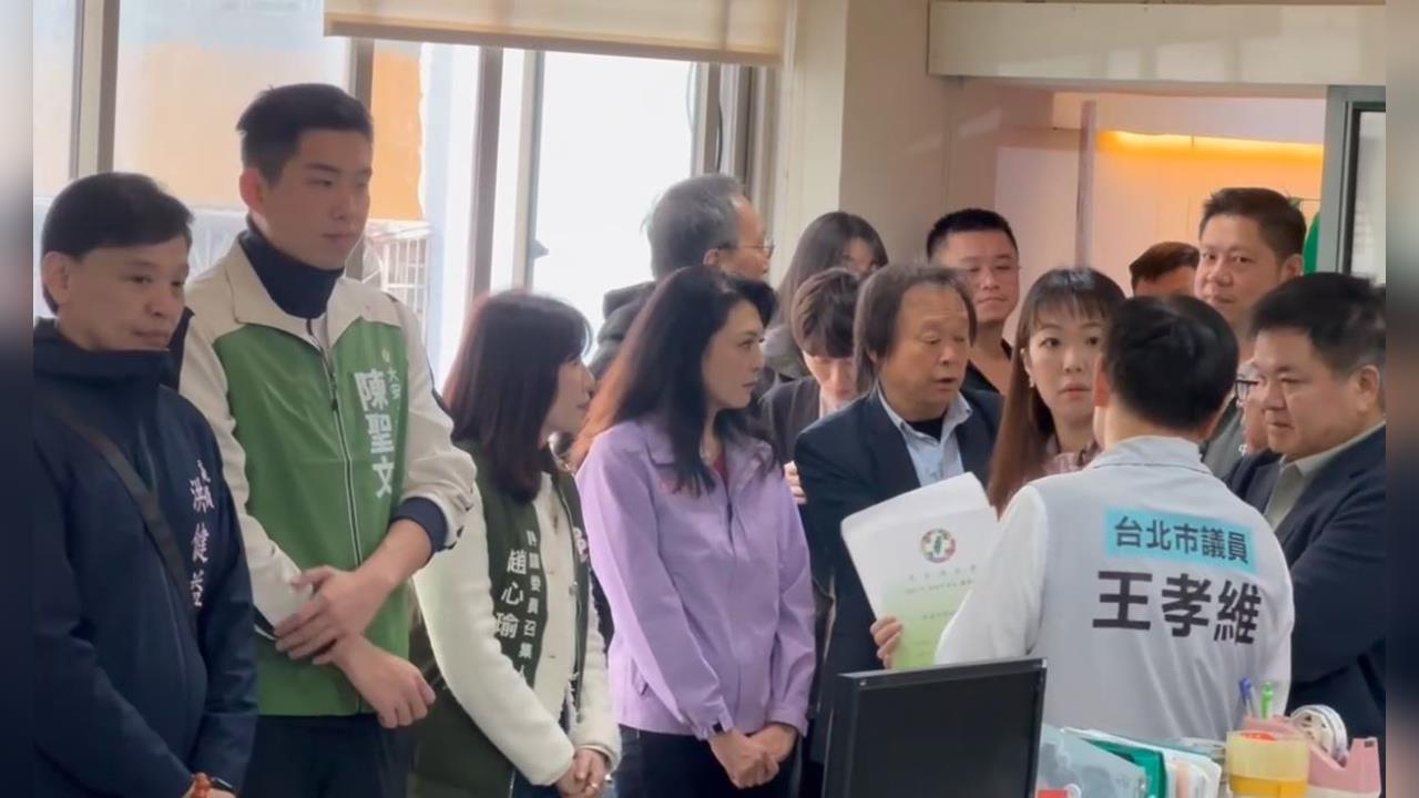 再陪「英系」登記綠營初選！　王世堅謙稱：我只是雄性　非母雞