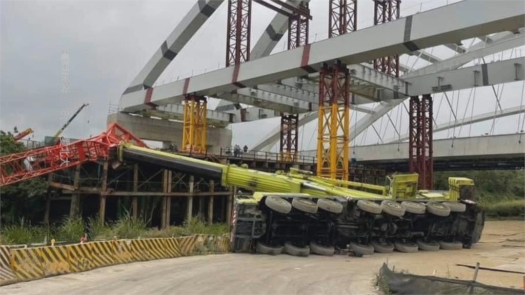 捷運三鶯線工程大型吊車翻覆 幸無人員傷亡