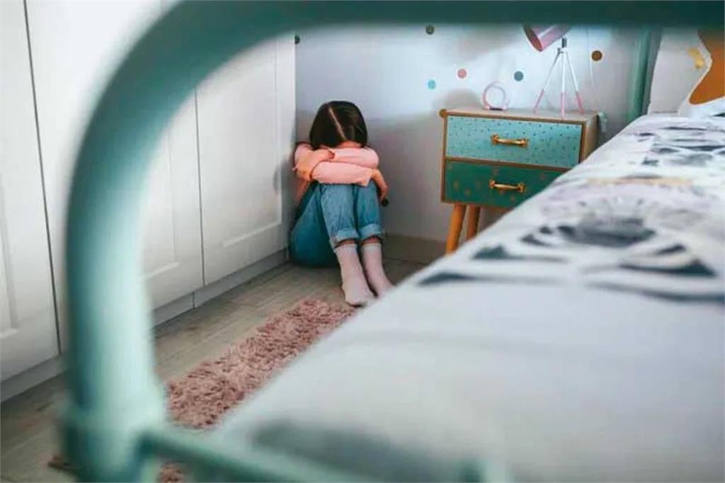 5歲女童帶刀傷報案求助　警方驚「父母早死亡多日」不排除輕生