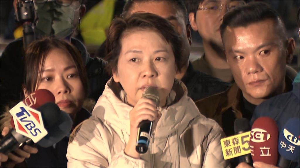 柯深夜開庭黃珊珊場外發表談話　小草當場嗆：前4個月人在哪？