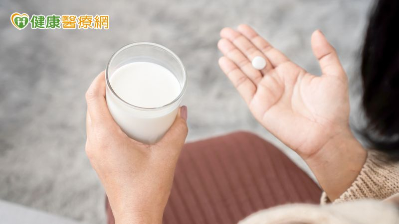 抗生素不能配牛奶吃?要間隔多久?食藥署解答常見用藥迷思