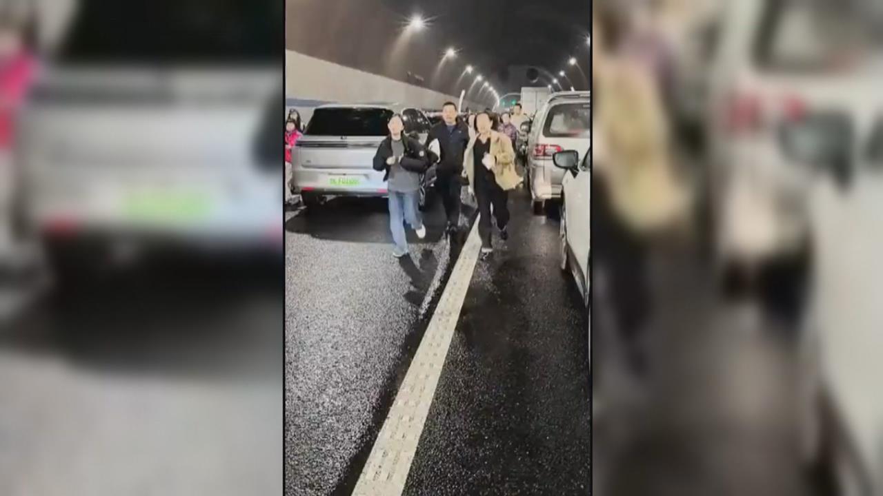 四川「京昆高速」隧道貨車自燃濃煙密布　眾人棄車逃生