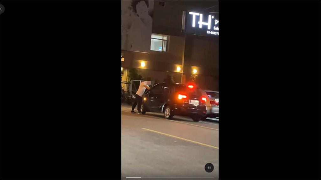 驚險！女子要求自己開車　前夫哥暴怒跳上引擎蓋攔車
