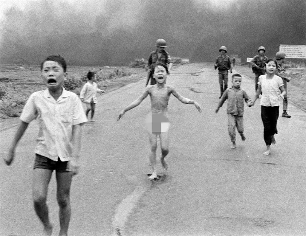 越戰50年「燒夷彈女孩」現身！曝燒傷、痛苦伴隨一輩子：不管跑得多快